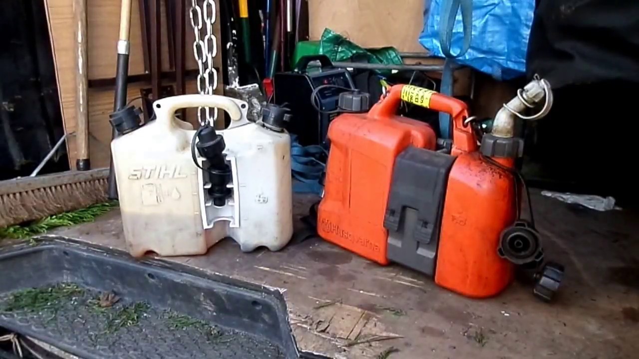 Deux bidons combinés de carburant et d'huile posés sur un établi dans une remise de matériel forestier