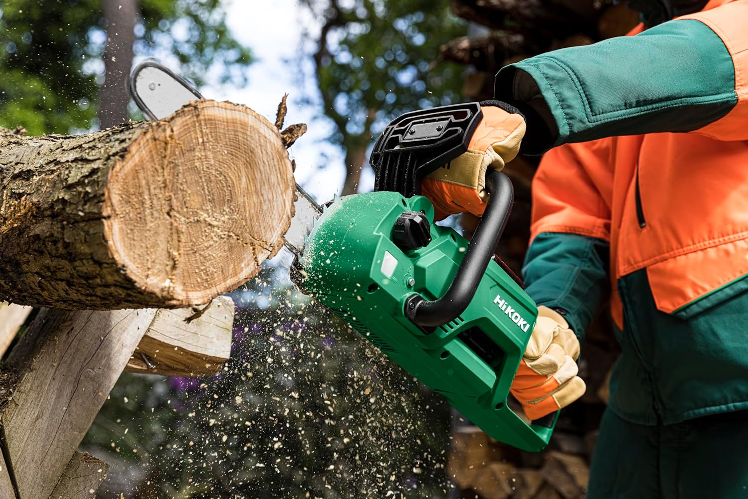 Tronçonneuse à batterie HiKOKI verte utilisée pour la coupe