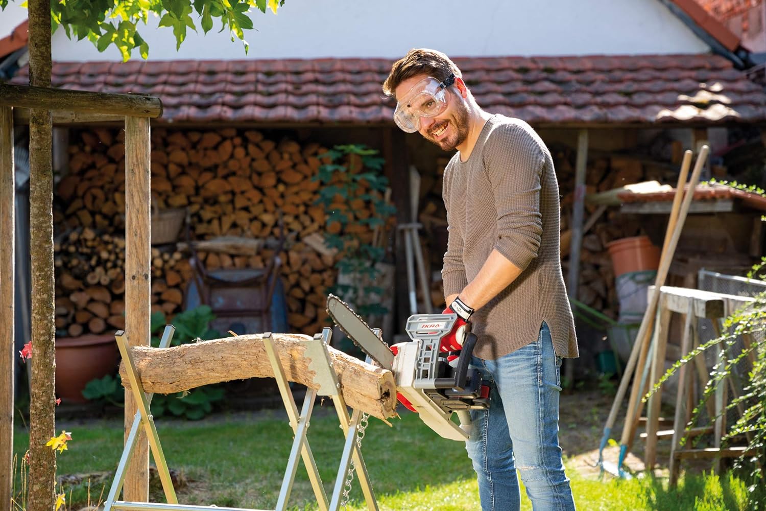 Tronçonneuse Ikra utilisée pour la coupe de branches