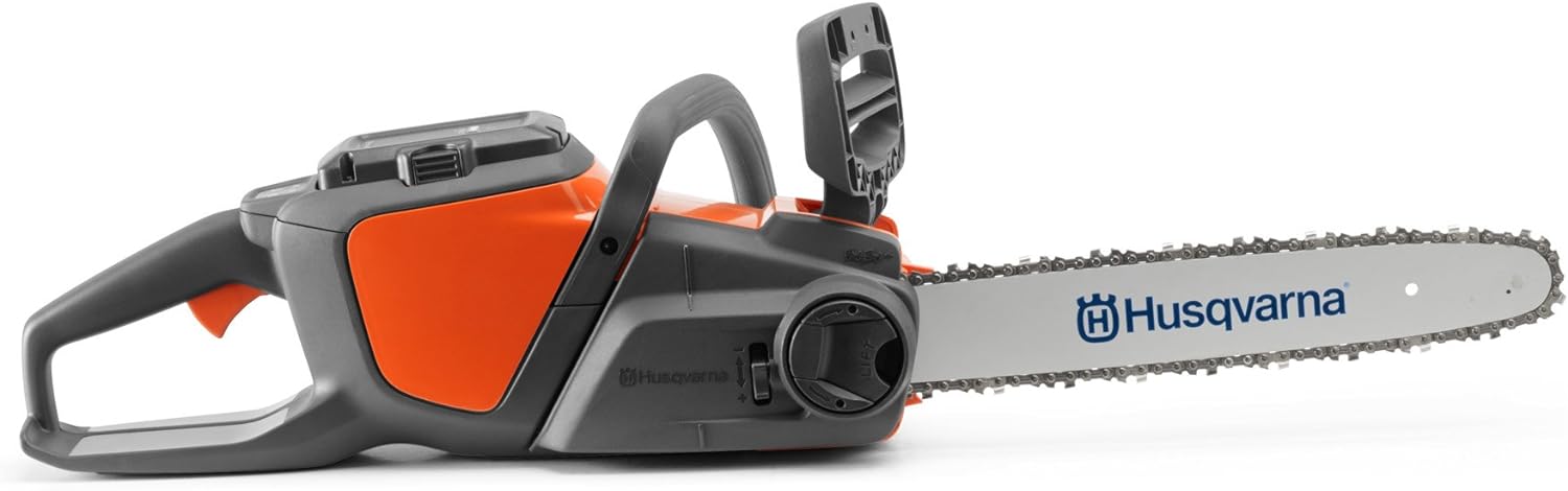 Tronçonneuse électrique Husqvarna orange en cours d'utilisation