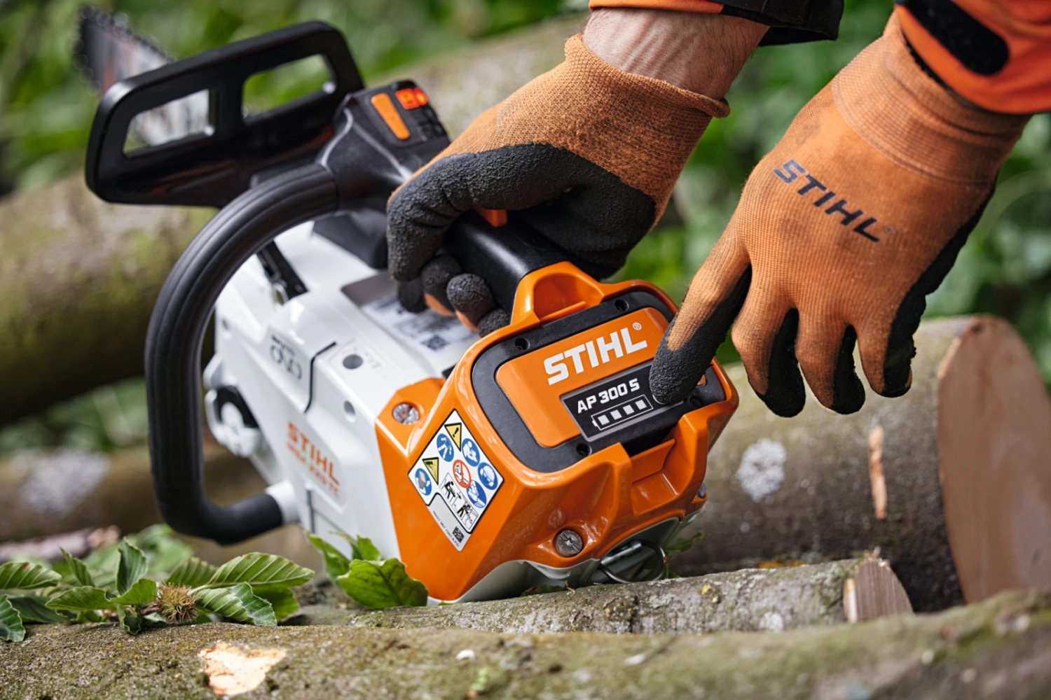 Tronçonneuse à batterie Stihl orange en cours d'utilisation