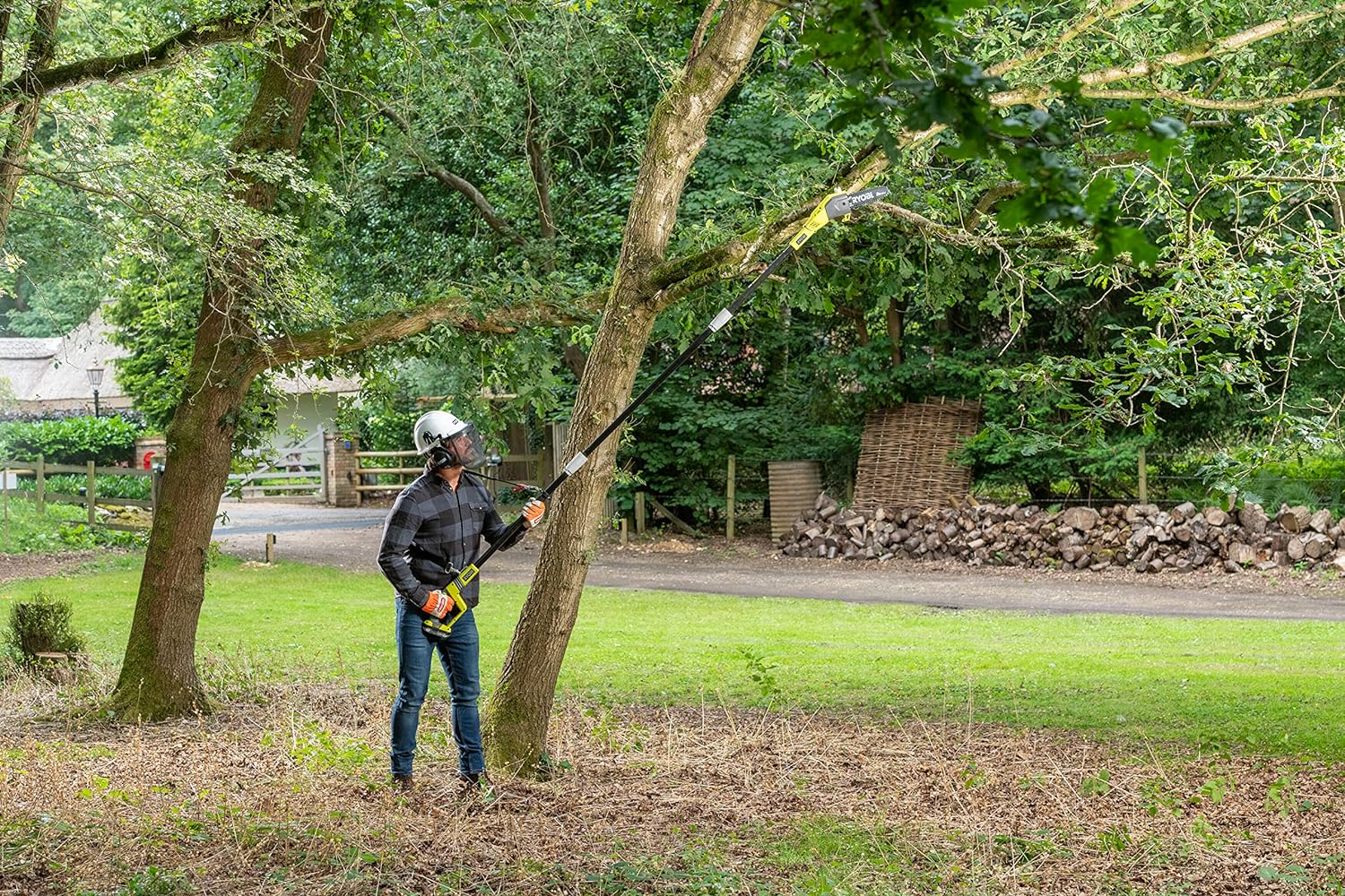 Tronçonneuse télescopique sur perche pour tailler une branche en hauteur